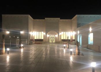 استراحة بجلسة خارجية ومسطح اخضر