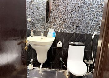 شاليه بجلسة خارجية ومسبح خارجي