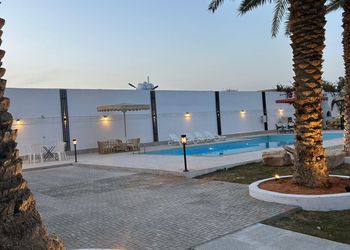 استراحة بمسبح خارجي وجلسة خارجية