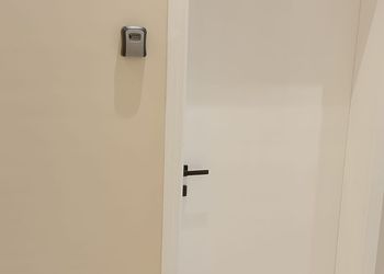 استديو بأثاث مريح وبسيط