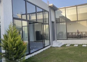 شاليه بمسطح اخضر وجلسة خارجية 