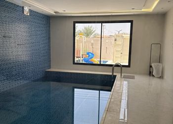 شاليه بمجلس مطل على العاب مائية