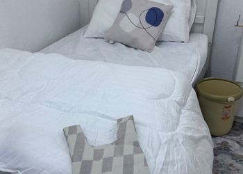 غرفة هادئة بسرير مفرد