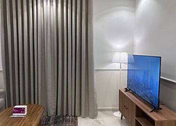 استديو بأثاث مريح وبسيط 