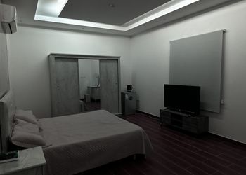 استديو بأثاث مريح وبسيط 