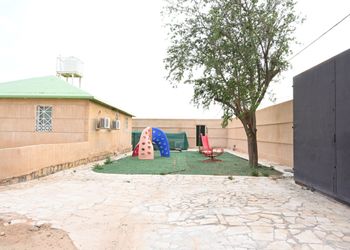 استراحة بجلسة خارجية ومسطح اخضر
