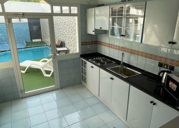 شاليه بجلسة خارجية وألعاب أطفال