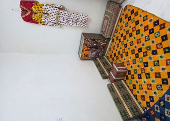 شقة بغرفتين نوم وصالة ومجلس
