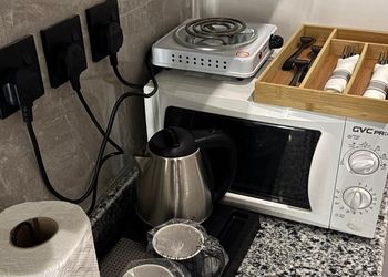 شقة بغرفة معيشة وغرفة نوم 