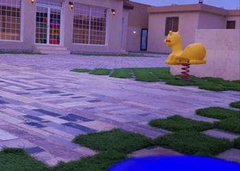 شاليه بألعاب أطفال وجلسة خارجية
