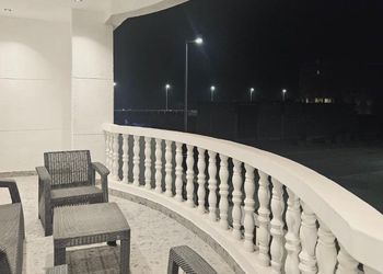 شقة بصالة ومجلس وغرف نوم