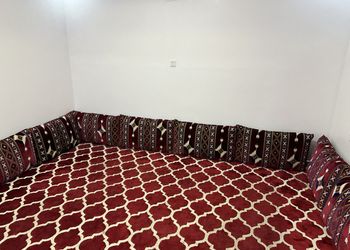 شاليه بمسطح اخضر وجلسة خارجية 