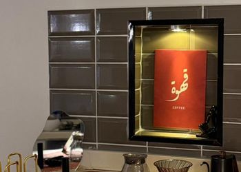 شاليه بصالة مطلة على المسبح 