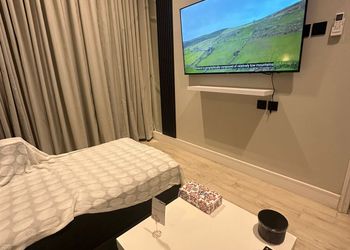 استديو بأثاث مريح وبسيط 
