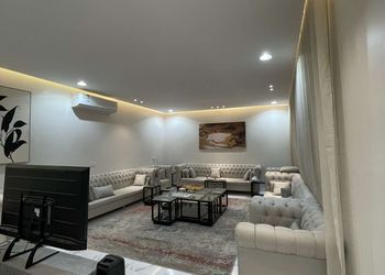 شاليه بمسطح اخضر وجلسة 