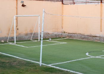 استراحة بمجالس ومسطحات خضراء