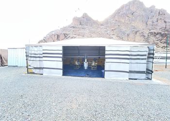 مخيم بجلسة خارجية وبإطلالة على الجبل