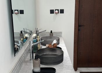 شاليه بمسطح اخضر ومسبح 