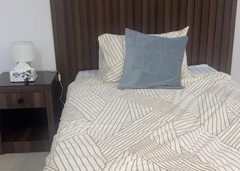 استديو بأثاث مريح وبسيط 