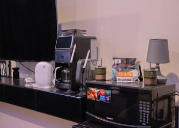 استديو بسرير ماستر وجلسة مريحة 