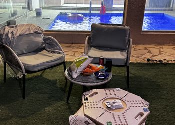 شاليه بمسطح اخضر ومسبح 