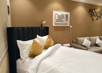 استديو بأثاث مريح وبسيط
