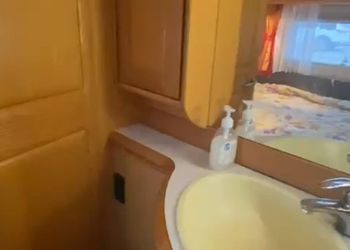 كرفان بإطلالة بحرية وجلسات