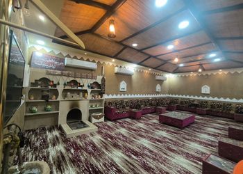 مزرعة بمسطح اخضر وبيت شعر
