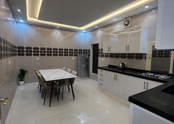 شقة بصالة وثلاث غرف نوم 
