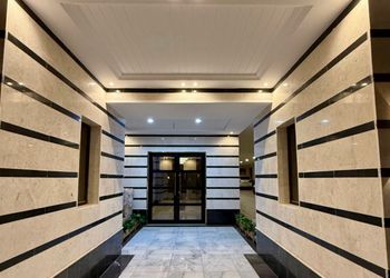 استوديو حديث بأريكة ودخول ذاتي