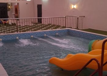 استراحة بمسبح بألعاب مائيه 