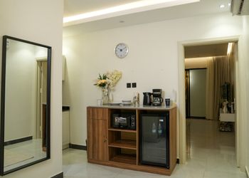 استديو بأثاث مريح وبسيط 