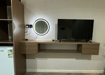 استديو بأثاث مريح وبسيط 