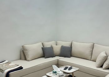 شقة بصالة جلوس وثلاث غرف نوم 