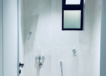 شاليه بمسطح اخضر ومسبح 