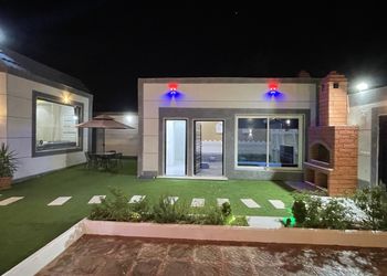 شاليه بمسطح اخضر وجلسة خارجية 