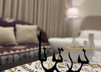 استديو بسرير مريح وتصميم هادئ 