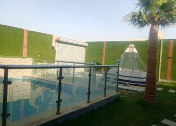 شاليه بمسطح اخضر وجلسة خارجية 