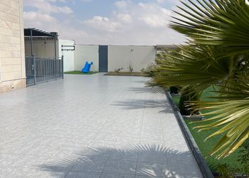 شاليه بجلسة تطل على مسبح خارجي 