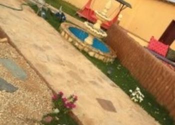 مزرعة بجلسات خارجية و ألعاب اطفال 