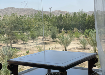 مزرعة بأطلالة جبلية وبيت شعر 