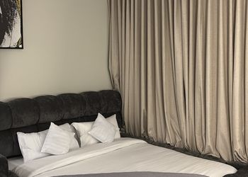 استديو بأثاث مريح وبسيط 