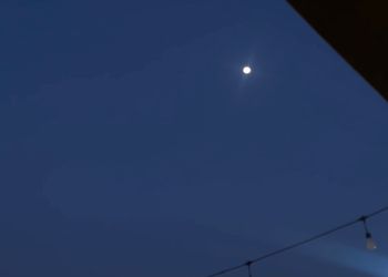شالية بمسطحات خضراء وجلسة خارجية