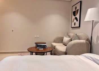 استديو بسرير ماستر وجلسة جانبية