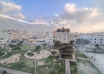 شقة هادئة بصالة وثلاث غرف نوم 
