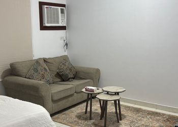 استديو بأثاث مريح وبسيط 