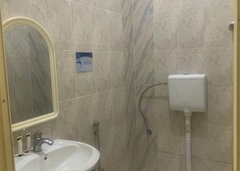شقة بغرفة نوم وأثاث مريح 