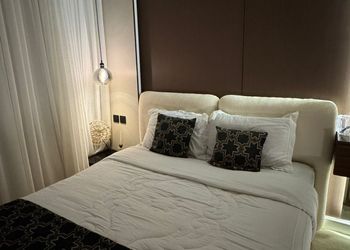 استديو بأثاث مريح وبسيط 