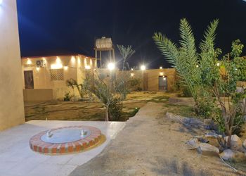استراحة بمجلس واسع وفناء خارجي