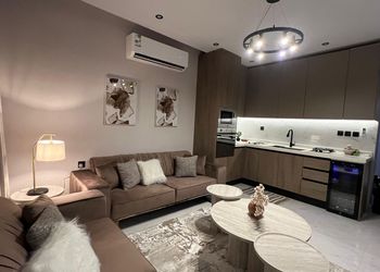 شقة بصالة أنيقة وتصميم مودرن 